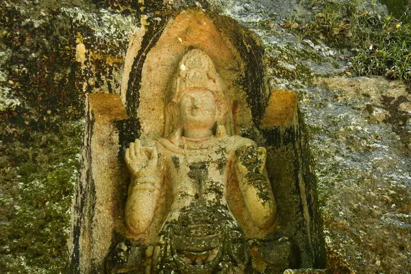Kushtarajagala - Weligama, Sri Lanka 'daki antik kaya oymalı heykel, Bodhisattva' yı veya şifalı kralı tasvir ettiğine inanılıyor. Sri Lanka Budist mirasının ve erken dönem taş sanatının eşsiz bir sembolü.