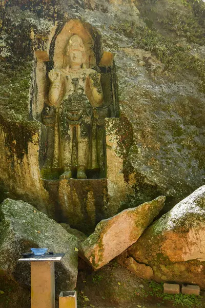 Kushtarajagala - Weligama, Sri Lanka 'daki antik kaya oymalı heykel, Bodhisattva' yı veya şifalı kralı tasvir ettiğine inanılıyor. Sri Lanka Budist mirasının ve erken dönem taş sanatının eşsiz bir sembolü.