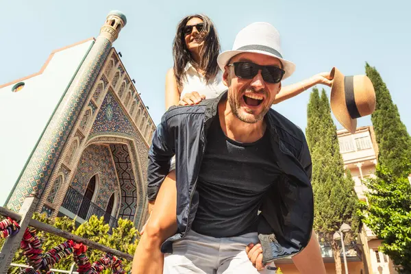 Neşeli heteroseksüel çift renkli bir kasabada gezintiye çıkıyor, gülüyor ve güzel yaz tatillerinin tadını çıkarıyor. Kavram: Bağlantı, mutluluk, özgürlük. Romantik çift Orta Asya 'da iyi eğlenceler.