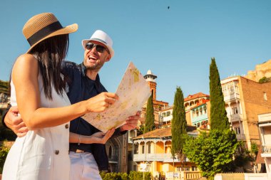 Romantik turist çiftin şehir merkezinde bir haritası var. Yeni şehir merkezini keşfet. Birlikte Avrupa 'da yaz tatillerinin tadını çıkar.