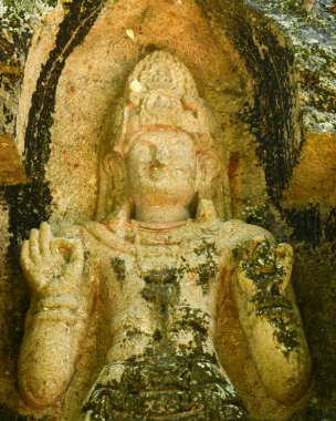 Weligama Sri Lanka 'daki Kushtarajagala sahasında taş heykel ve kutsal el hareketleriyle oyulmuş antik Bodhisattva heykeli.