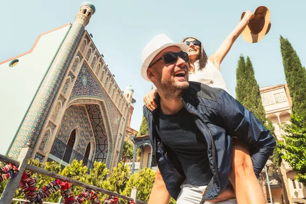 Tatilde Tiflis caddesinde yürüyen iki turist, tatilde birlikte gülen mutlu arkadaşlar, insanlar ve Georgia 'da tatiller.