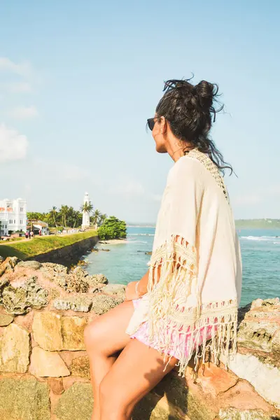 Kadın turist UNESCO Galle Kalesi 'nden panoramik gözcülerin keyfini çıkarıyor. Okyanus manzaralı Galle Fort Walk konsepti. Manzara manzarası ve Sri Lanka 'da popüler bir ziyaret noktası