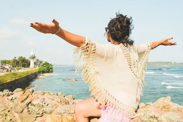 Kadın turist UNESCO Galle Kalesi 'nden panoramik gözcülerin keyfini çıkarıyor. Okyanus manzaralı Galle Fort Walk konsepti. Manzara manzarası ve Sri Lanka 'da popüler bir ziyaret noktası
