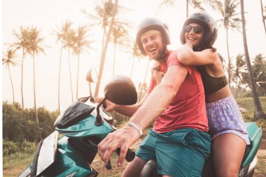 Romantik Kafkas çiftleri Sri Lanka 'da motosiklet kiralayıp gün batımını izlerler. Özgürlük ve macera. Yolculuk. Asya 'da birlikteliği ve tatilleri kucaklamak. Scooter konsepti kiralanıyor