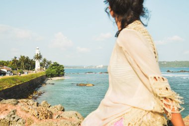 Kadın turist UNESCO Galle Kalesi 'nden panoramik gözcülerin keyfini çıkarıyor. Okyanus manzaralı Galle Fort Walk konsepti. Manzara manzarası ve Sri Lanka 'da popüler bir ziyaret noktası