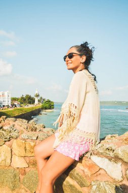Kadın turist UNESCO Galle Kalesi 'nden panoramik gözcülerin keyfini çıkarıyor. Okyanus manzaralı Galle Fort Walk konsepti. Manzara manzarası ve Sri Lanka 'da popüler bir ziyaret noktası