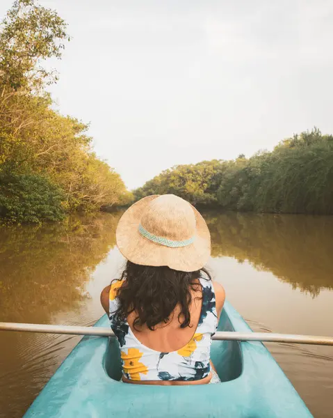 Kadınlar gün doğumunda Mangrove 'da kano POV sırasına oturur açık havada spor yapar tatilin tadını çıkarırlar Sri Lanka, Tangalle, güney sahillerinde keyfine bakarlar..