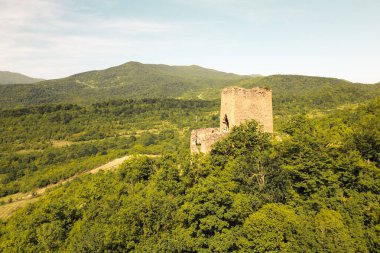 Hava manzaralı Chekili Kulesi. Gürcistan 'ın Kakheti kentindeki gizli Ortaçağ Karakolu. Bir zamanlar stratejik bir gözcü olarak hizmet veren tecrit kulesi, bölge boyunca önemli güzergahları koruyor.