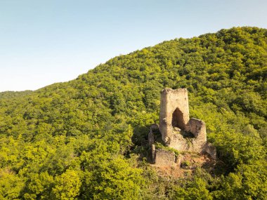 Hava manzaralı Chekili Kulesi. Gürcistan 'ın Kakheti kentindeki gizli Ortaçağ Karakolu. Bir zamanlar stratejik bir gözcü olarak hizmet veren tecrit kulesi, bölge boyunca önemli güzergahları koruyor.