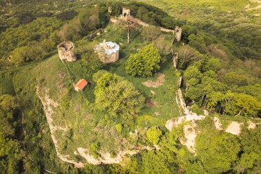 Gürcistan 'daki antik Bochorma kale kompleksi Kafkasya manzaralı dağlarla çevrilidir. Ortaçağ sahasında taş tahkimatlar, kubbeli kilise ve Iori Nehri vadisi üzerindeki panoramik manzaralar yer alıyor.