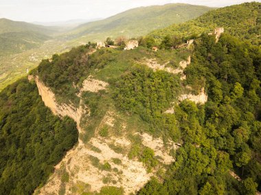 Gürcistan 'daki antik Bochorma kalesi havası manzaralı Kafkas dağlarıyla çevrili. Ortaçağ sahasında taş tahkimatlar, kubbeli kilise ve Iori Nehri vadisi üzerindeki panoramik manzaralar yer alıyor.