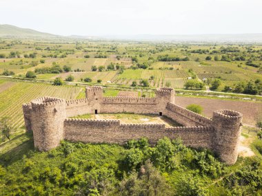Niakhura Kalesi olarak bilinen havadan yükselen Chailuri Kalesi, doğu Gürcistan 'da kısmi kuleleri ve kalın taş duvarları olan bir ortaçağ kalesi olarak duruyor. Üzüm bağlarıyla çevrili Sagarejo bölgesi