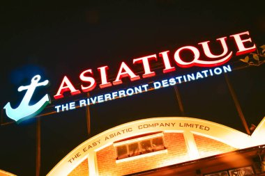 Bangkok, Tayland, 15 Şubat 2024: Bangkok, Tayland, 15 Şubat 2024: Bangkok, Tayland, 15 Şubat 2024: Bangkok, Tayland 'daki Asiatique The Riverfront' ta renkli gece manzarası, parlayan ışıklar, dönme dolap, hareketli ziyaretçiler ve nehir kenarındaki depo tarzı dükkanlar