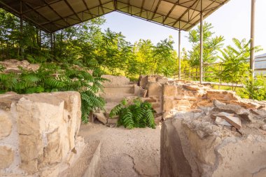 Gürcistan 'ın Mtskheta bölgesinde korunan koruma çatısı altında yeşilliklerle çevrili Armaziskhevi sahasındaki antik kraliyet banyo yapısının kalıntıları.