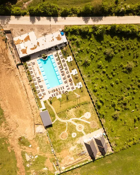 Kafkas Dağlarının Yüreğinde Seyahat ve Rahatlama İçin Kakheti Bölgesi 'ndeki Hava Panorama Otoyolu ve Lüks Villa. Etkili Uzay Planlama ve İşlevsel Mimari