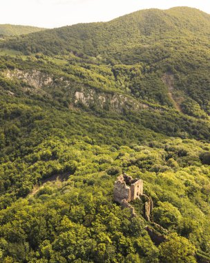Gürcistan 'daki antik Bochorma kalesi havası manzaralı Kafkas dağlarıyla çevrili. Ortaçağ sahasında taş tahkimatlar, kubbeli kilise ve Iori Nehri vadisi üzerindeki panoramik manzaralar yer alıyor.