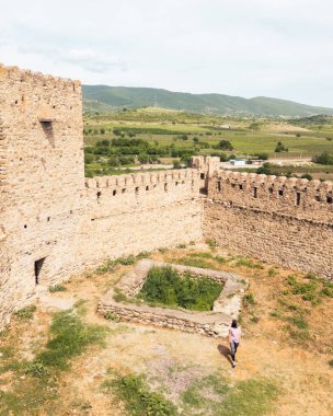 Hava manzaralı turist Chailuri Kalesi ya da Niakhura Kalesi 'ni geziyor. Doğu Georgia. Kısmi kuleleri ve kalın taş duvarları olan ortaçağ kalesi. Üzüm bağlarıyla çevrili Sagarejo bölgesi