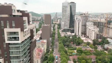 Tiflis, Gürcistan - 27 Mayıs 2025: Tiflis 'teki Aerial Vake bölgesinde yüksek binalar, Axis Kuleleri, iş geliştirme Chavchavadze Bulvarı, kentsel genişlemeyi ve emlak patlamasını yansıtıyor