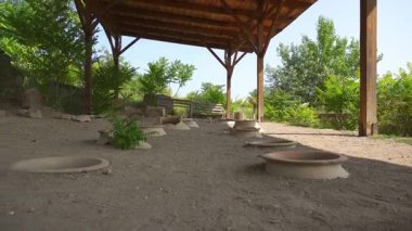 Armaziskhevi 'deki ahşap sığınağın altına gömülmüş, Mtskheta bölgesinde eski bir şarap mahzeninin parçası olan kilden şarap kadehleri.