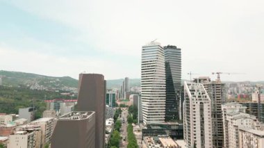 Tiflis, Gürcistan - 27 Mayıs 2025: Aerial view Axis Towers finans merkezi binaları Tiflis iş bölgesi Vake bölgesinde yer alıyor. Benzersiz cam cephe binaları arka plan