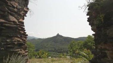Mtskheta yakınlarındaki erken ortaçağ Jvari Manastırı 'nın havadan görünüşü, tetraconch tasarımı ve yaz manzarasında Gürcü Ortodoks mimari tarzını sergiliyor.