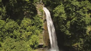 Ninoskhevi Şelalesi 'nin havadan görünüşü yemyeşil ormandan geçerek Lagodekhi Korunaklı Bölgeler, Georgia' daki kayalık bir havuza dönüşüyor.