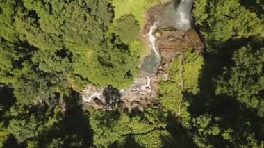 Ninoskhevi Şelalesi 'nin havadan görünüşü yemyeşil ormandan geçerek Lagodekhi Korunaklı Bölgeler, Georgia' daki kayalık bir havuza dönüşüyor.