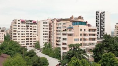 Tiflis, Gürcistan - 27 Mayıs 2025: Tiflis 'teki Havacılık Vake bölgesi eski daireler ve inşaat halindeki yeni yerleşim yerleri, kentsel büyüme ve emlak yatırımlarındaki patlama yansımaları yansıtıyor