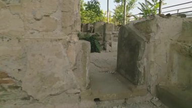 Gürcistan 'ın Mtskheta bölgesinin koruyucu çatısı altında yeşilliklerle çevrili Armaziskhevi sahasındaki eski kraliyet hamamı kalıntıları üzerinden yürüme bakış açısı