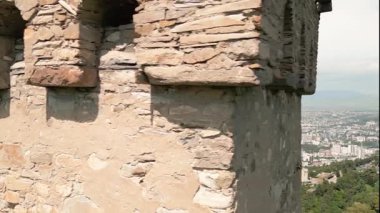 Gökyüzü panoramik manzarası Turtle Gölü 'nün üzerindeki antik Svan savunma kulesi, Vake ilçesi ve Tiflis silueti üzerindeki kentsel büyüme, Georgias mimari evrimini sembolize ediyor..