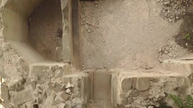 Gürcistan 'ın Mtskheta bölgesindeki koruma çatısı altında yeşilliklerle çevrili Armaziskhevi sahasındaki antik kraliyet hamamı tesislerinin havadan aşağı korunmuş odaları.