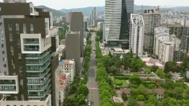 Tiflis, Gürcistan - 27 Mayıs 2025: Hava hiperlapse Vake bölgesi Tiflis yüksek binaları, Axis Kuleleri, iş geliştirme Chavchavadze Bulvarı, kentsel genişlemeyi ve emlak patlamasını yansıtıyor