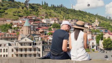 Kafkasyalı turist çift rahatça oturur harita kullanarak gezintiye çıkar ve Tiflis, Gürcistan 'ı gezer. İnsanlar yaz tatili konseptiyle seyahat ediyor.