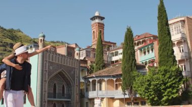 Romantik Çiftler tatilde Tiflis sokaklarında gezerken eğleniyorlar. Mutlu arkadaşlar tatilde birlikte gülerler - insanlar ve tatil kavramı. Kadını taşıyan adam birlikte zaman geçirmekten hoşlanır.