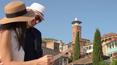 Romantik turist çifti şehir merkezinde eğleniyor. Yeni şehir merkezlerini keşfediyor. Avrupa 'da yaz tatillerinde birlikte olmanın keyfini çıkarıyorlar.