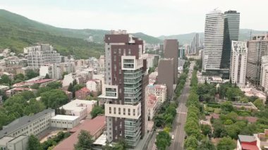 Tiflis, Gürcistan - 27 Mayıs 2025: Tiflis 'teki Aerial Vake bölgesinde yüksek binalar, Axis Kuleleri, iş geliştirme Chavchavadze Bulvarı, kentsel genişlemeyi ve emlak patlamasını yansıtıyor