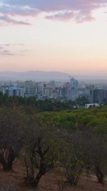 Timelapse dikey manzaralı Tacikistan başkenti Dushanbe manzaralı popüler tepedeki Victory Park manzaralı televizyon kulesi, tarihi yerler, binalar, emlak geliştirme sitesi