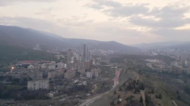 Tiflis, Gürcistan - 27 Mayıs 2025: Tiflis 'teki Havacılık Vake bölgesi eski daireler ve inşaat halindeki yeni yerleşim yerleri, kentsel büyüme ve emlak yatırımlarındaki patlama yansımaları yansıtıyor