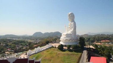 Chiang Rai, Tayland - 2023 Wat Huay Pla Kang, Chiang Rai 'nin kalbindeki yeşil tepelerle çevrili dağın tepesinde oturuyor..