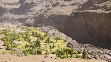 Pamir Dağları 'ndaki ıssız bir dağ köyü. Engebeli kayalık arazi, yüksek rakımlı uzak yerleşim, doğa, ekstrem çevre, hayatta kalma, Orta Asya manzarası. Bartang Vadisi Panoraması