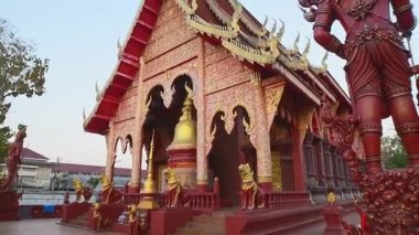 Chiang Rai, Tayland - 2023 Wat Chiang Yuen Kızıl Tapınağı, Chiang Rai Tayland. Zengin dekore edilmiş Budist türbesi naga yılanları, altın Buda, karmaşık mimari, kültür mirası