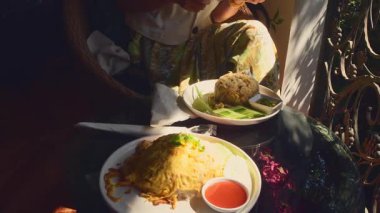 Chiang Rai, Tayland - 2024: Geleneksel Tayland yemekleri Khao Pad ve Khao Kai Jeow Lalitta Cafe Chiang Rai 'de servis edildi. Orijinal Güneydoğu Asya mutfağı, renkli sunum konsepti