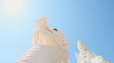 Wat Huay Pla Kang Chiang Tayland 'da beyaz ejderha merdivenli dev Guan Yin heykeli. Budist ruhani sitesi, dini mimari, şefkat sembolü, kültür mirası, turizm