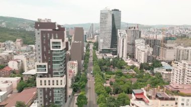 Tiflis, Gürcistan - 27 Mayıs 2025: Tiflis 'teki Aerial Vake bölgesinde yüksek binalar, Axis Kuleleri, iş geliştirme Chavchavadze Bulvarı, kentsel genişlemeyi ve emlak patlamasını yansıtıyor