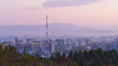 Manzaralı Tacikistan Cumhuriyeti başkenti Dushanbe panoramasında TV kulesi, dönüm noktaları, binalar, gayrimenkul geliştirme sitesi olan popüler tepedeki Zafer Parkı perspektifi