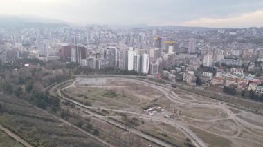 Hava Panorama Tiflis Central Park 'ı çevreleyen Saburtalo bölgesi silueti modern gayrimenkul genişlemesi ve kentsel planlamayı gösteriyor.