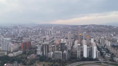 Tiflis Georgia 'daki Saburtalo bölgesinin gökyüzü manzarası. Modern apartmanlar, emlak piyasası büyümesi, kentsel genişleme, konut ve ticari kalkınma olanakları.