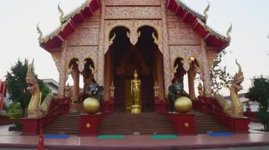 Chiang Rai, Tayland - 2023 Wat Chiang Yuen Kızıl Tapınağı, Chiang Rai Tayland. Zengin dekore edilmiş Budist türbesi naga yılanları, altın Buda, karmaşık mimari, kültür mirası