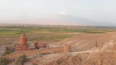 Ermenistan 'daki Khor Virap manastırında sonbahar aylarında Ararkaplan Dağı, Ermeni mirası, maneviyatı ve manzaranın sembolü.